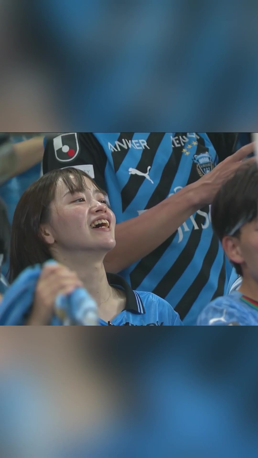 靓丽风景线！川崎前锋取得进球！看台美女球迷挥舞围巾庆祝！