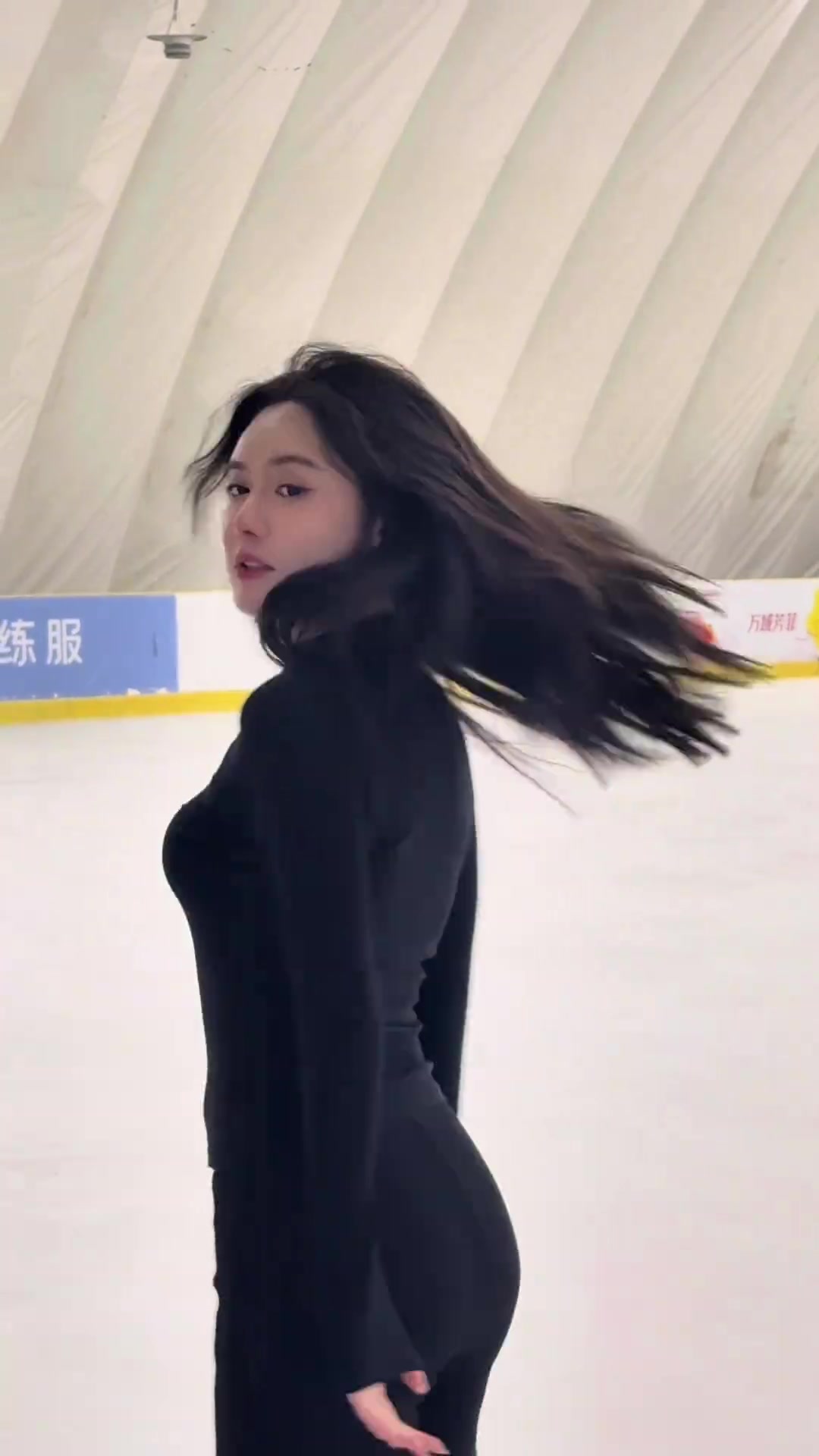 S型曲线哇奥！娜姐的滑冰看来是有练过