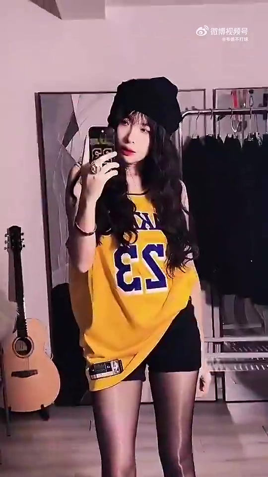 伤心的湖人球迷请进！黑丝大长腿！这位女詹密简直极品呀！