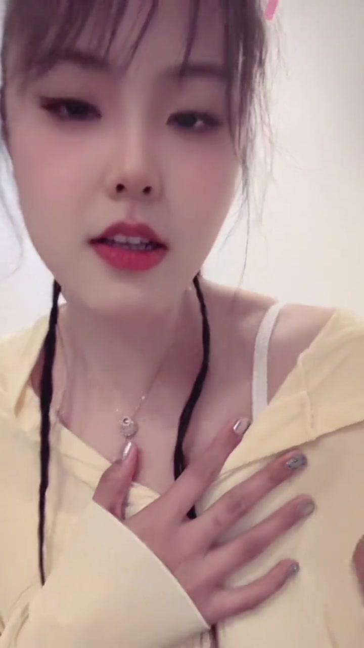 可可爱爱！李月汝手势舞：希望你快乐，无论和谁，无论在哪❤️