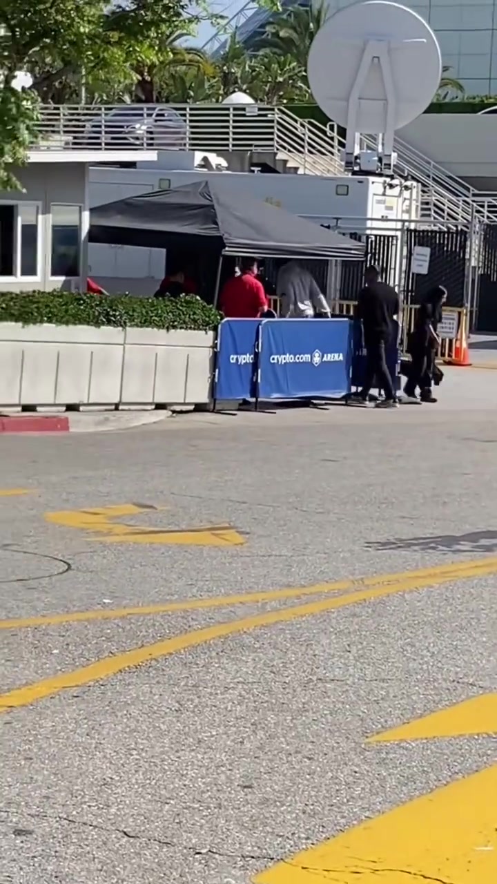 没啥用啊！湖人球迷赛前场外狂喷爱德华兹！