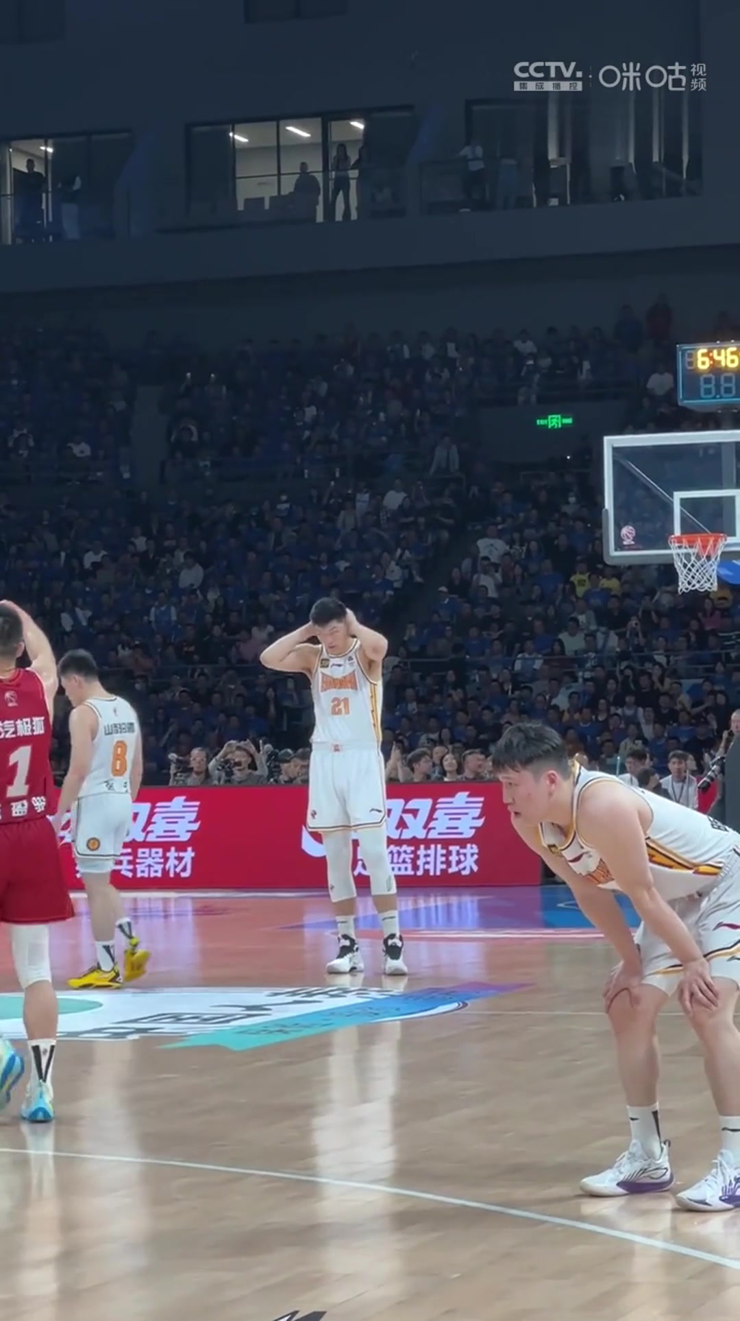 主场压迫感！刘传兴被派上场，遭全场北京球迷“XX问候”