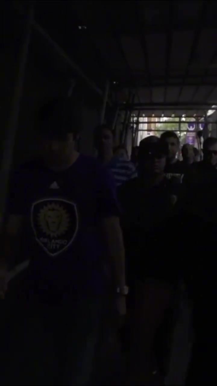 走到哪里都是焦点！近距离看卡卡在奥兰多的一天！
