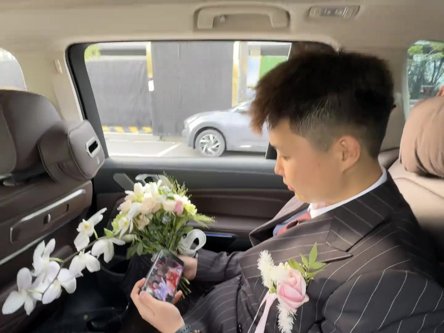 看个球顺便结个婚？！新郎婚车上偷瞄火勇生