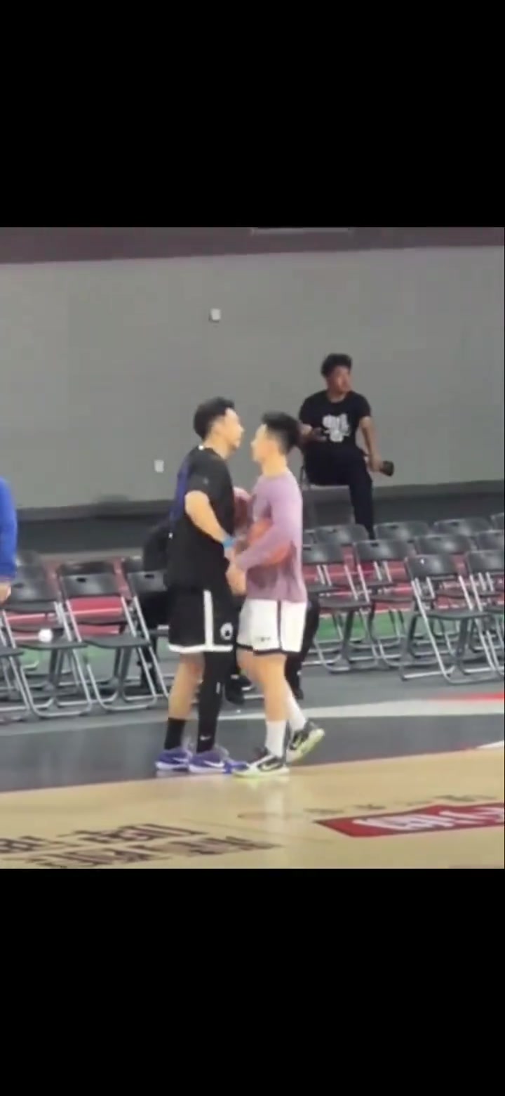 突然袭鸡？曹岩对孟博龙这样的打招呼方式真的很小众
