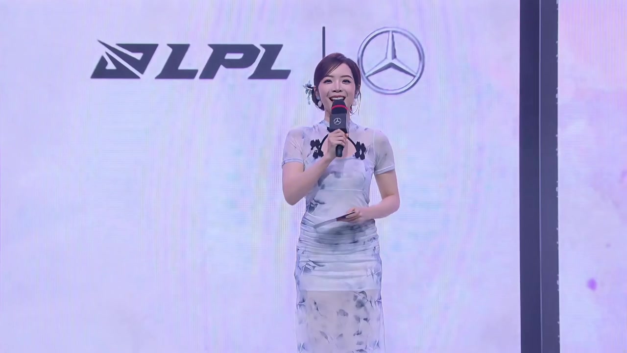 上海主场女主持人余霜出镜：经典旗袍穿搭，半镂空设计还算不错