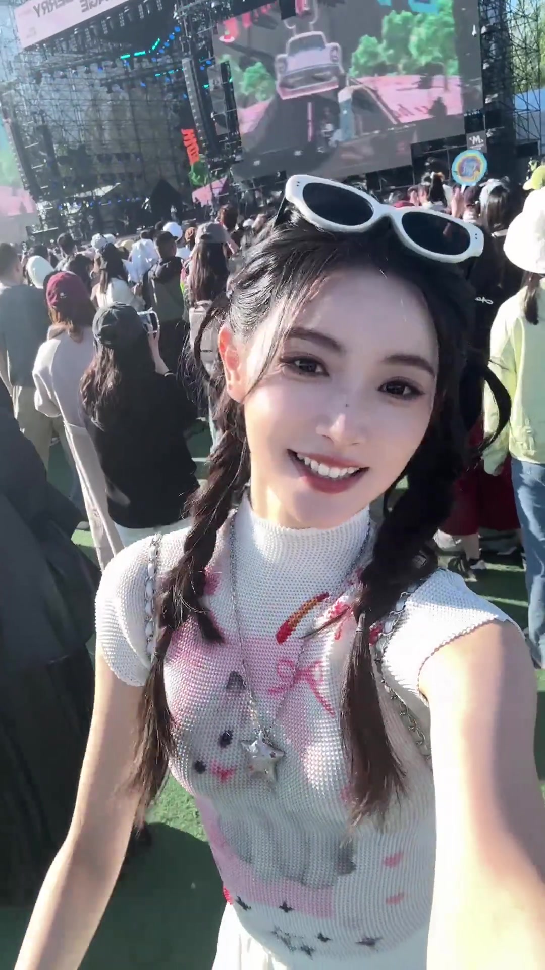 嗨起来！美女主播金佳悦参加草莓音乐节活动~