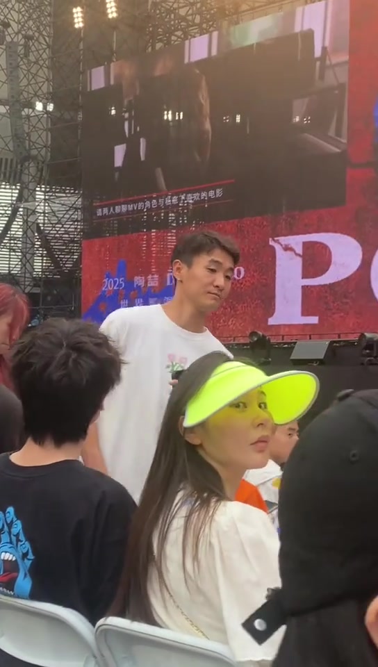 高颜值️！韦世豪与妻子观看陶喆演唱会