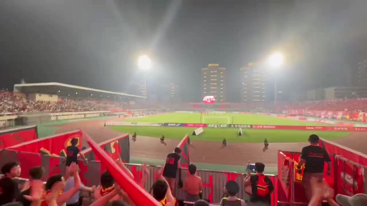 面对定南赣联，重庆球迷高喊：还我黑龙江！