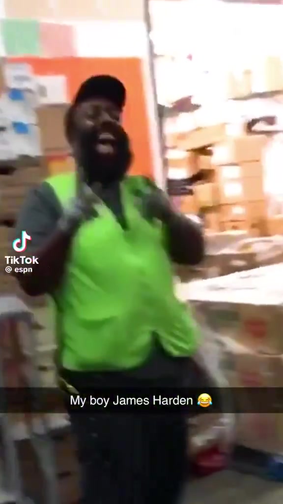 球迷恶搞：哈登在我这边呢，场上的是假哈登