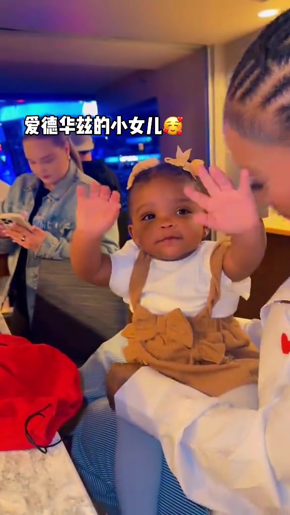 1:1复刻！华子的小女儿和华子也太像了吧