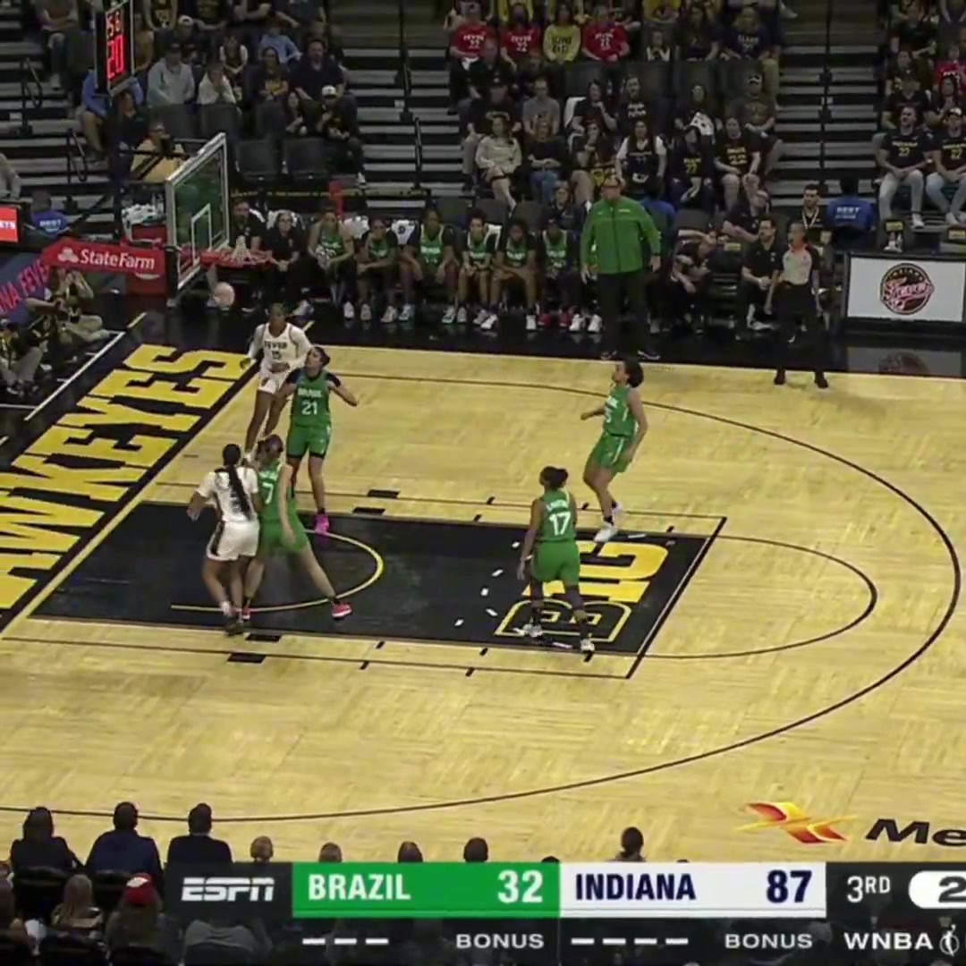 WNBA女库里！克拉克今日再现超远逆天三分！
