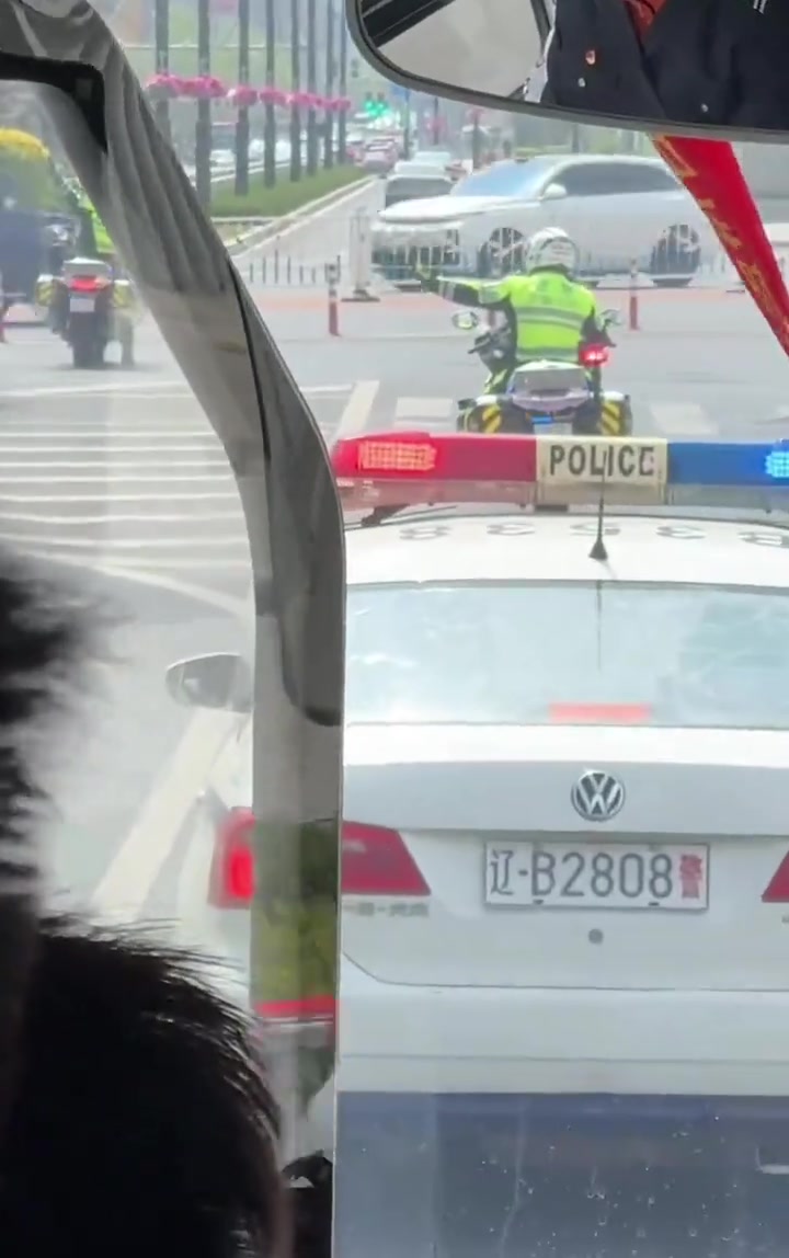 牌面拉满，实拍：大连交警出马，护送国安远征球迷抵达梭鱼湾