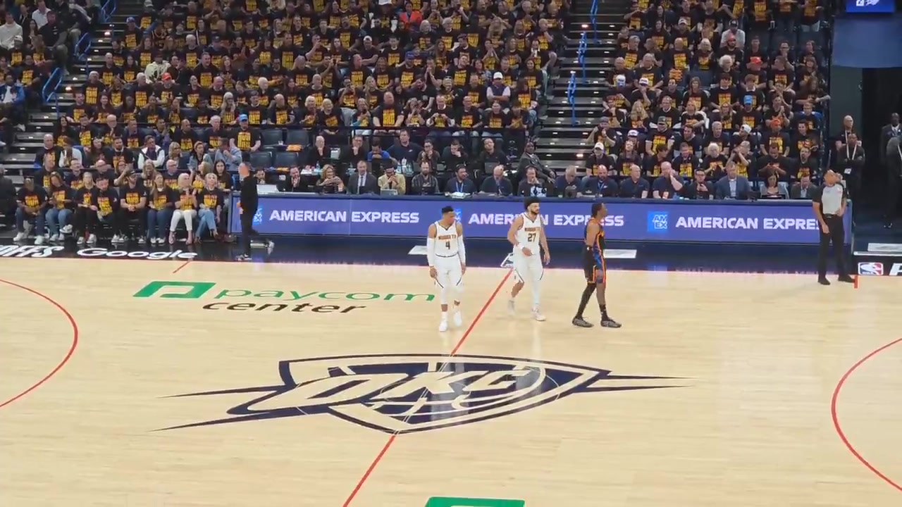 OKC的篮球之神！当威少登场时，雷霆主场球迷爆发热烈掌声