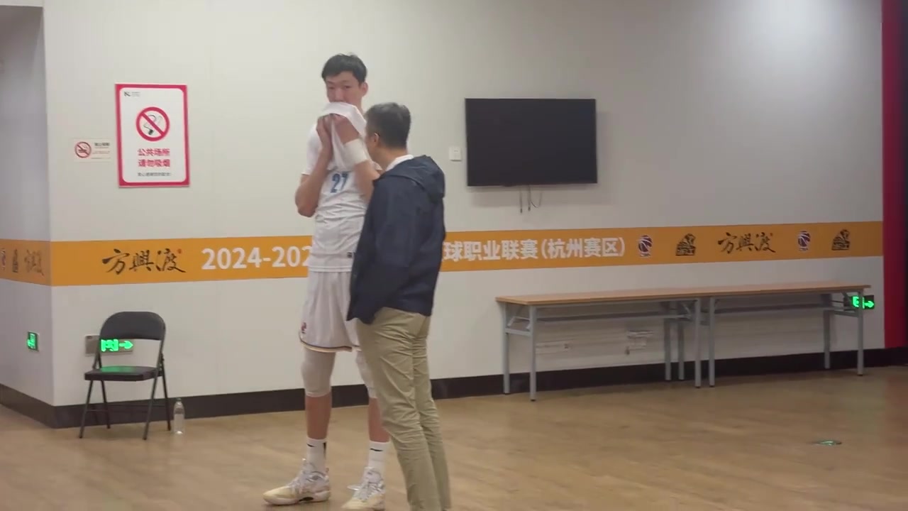 聊啥呢？男篮主教练郭士强前来观看CBA总决赛，并与周琦热聊