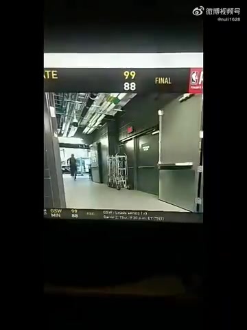 据传这是库里返回更衣室的画面，如果是真的，那应该不严重！