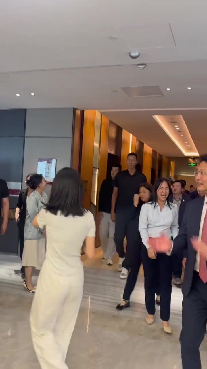 新鲜的易建联来啦！太帅了吧...