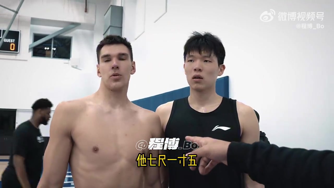 一黑一白一黄！杨瀚森在美与同届新秀比身高