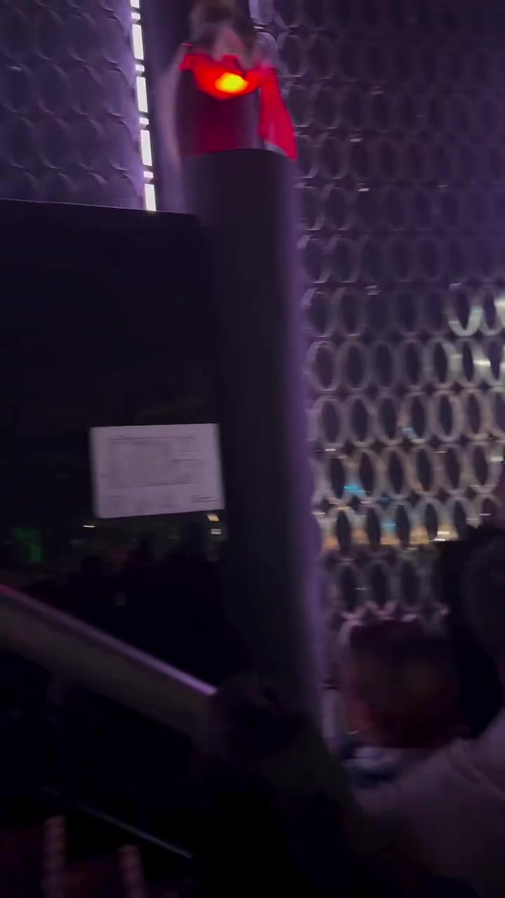 小姐姐眼睛都看直了阿尔瓦雷斯和一众马竞球员去夜店蹦迪