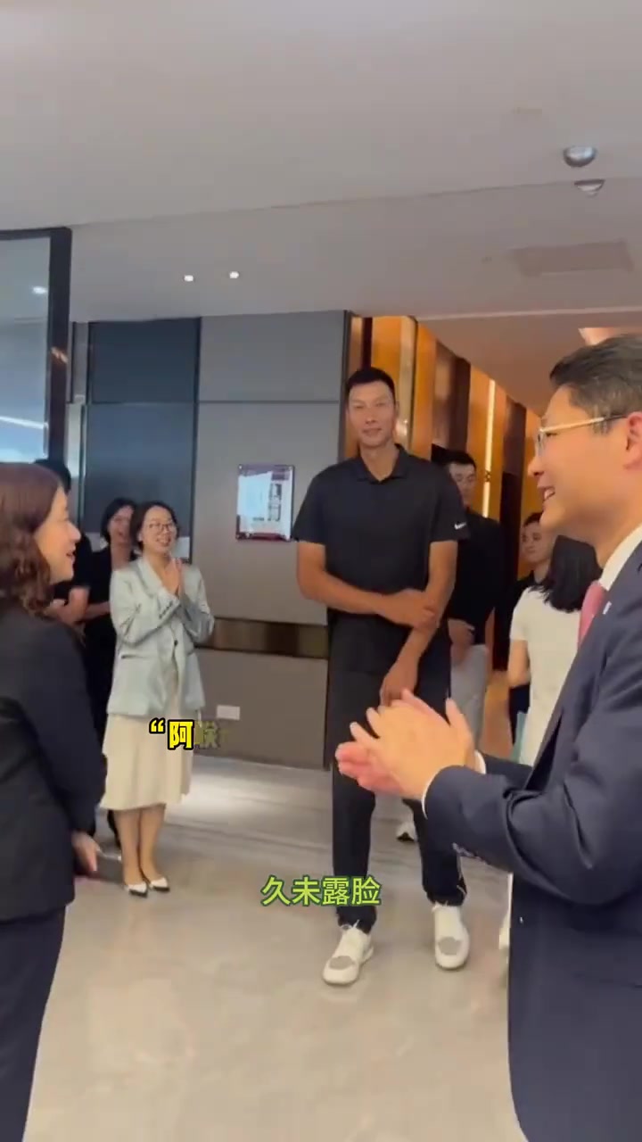 略显拘谨！广东名宿易建联和前队友王仕鹏现身广州参加活动