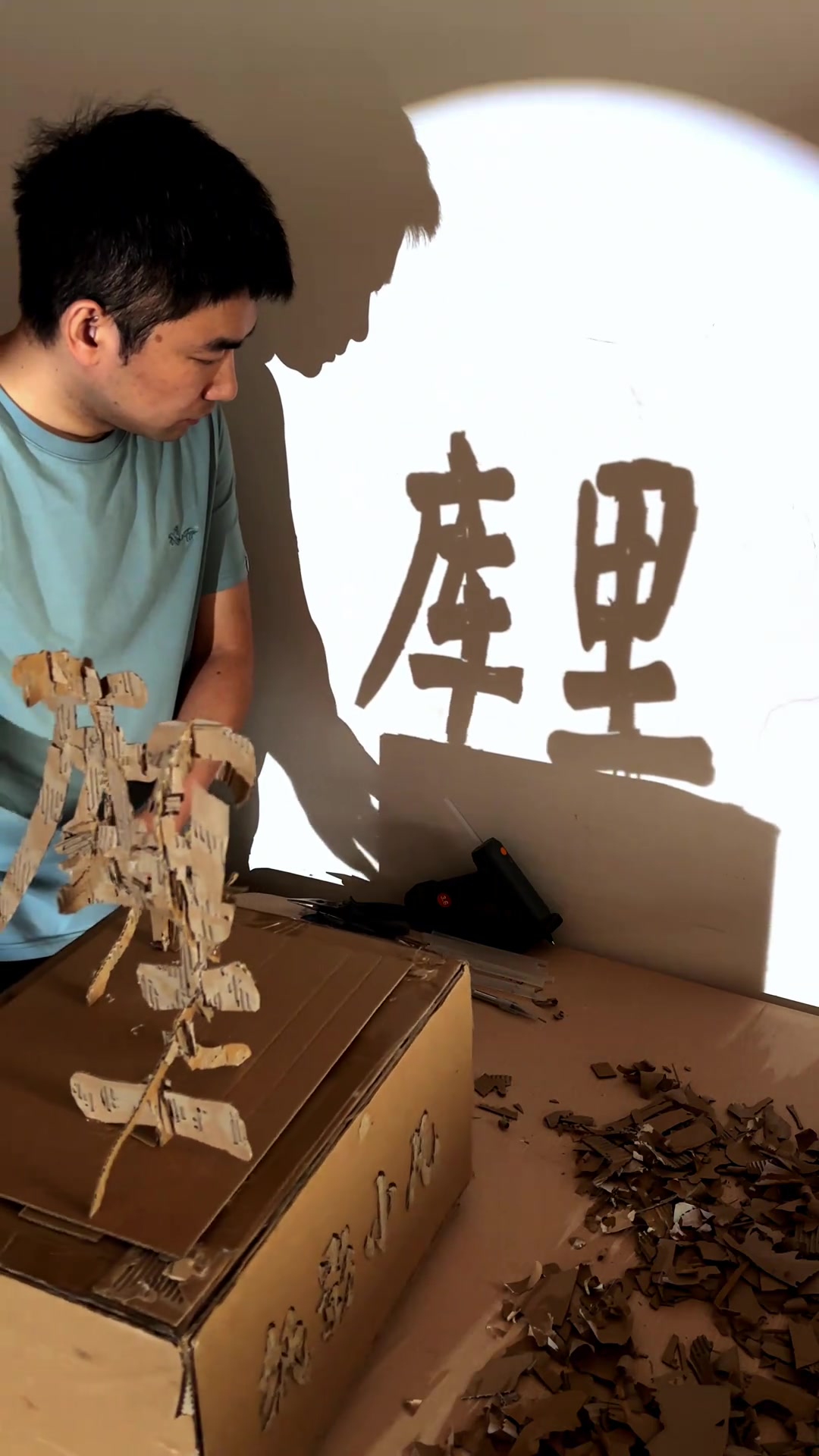 库蜜自制纸影作品：正面是汉字“库里” 转一面就变成库里画像！