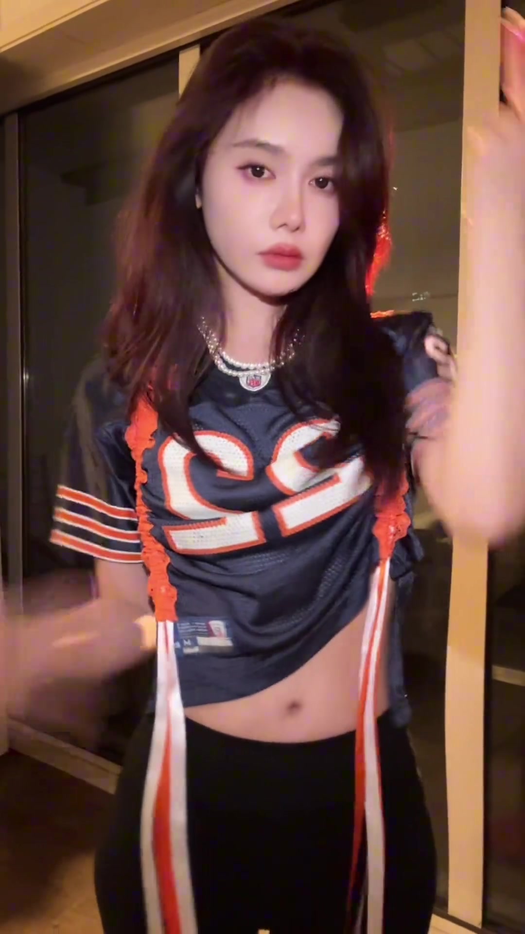 湖人淘汰，美娜也是放飞自我了，露个小腰扭起来