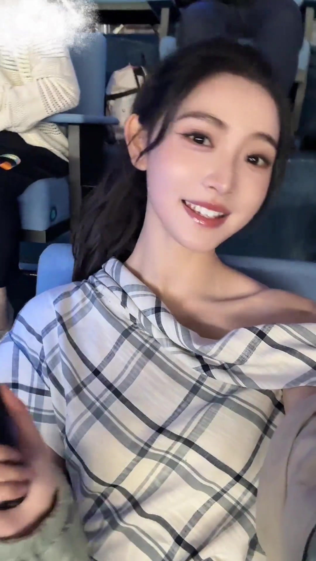 真美啊！美女主播金佳悦鸟巢看张杰演唱