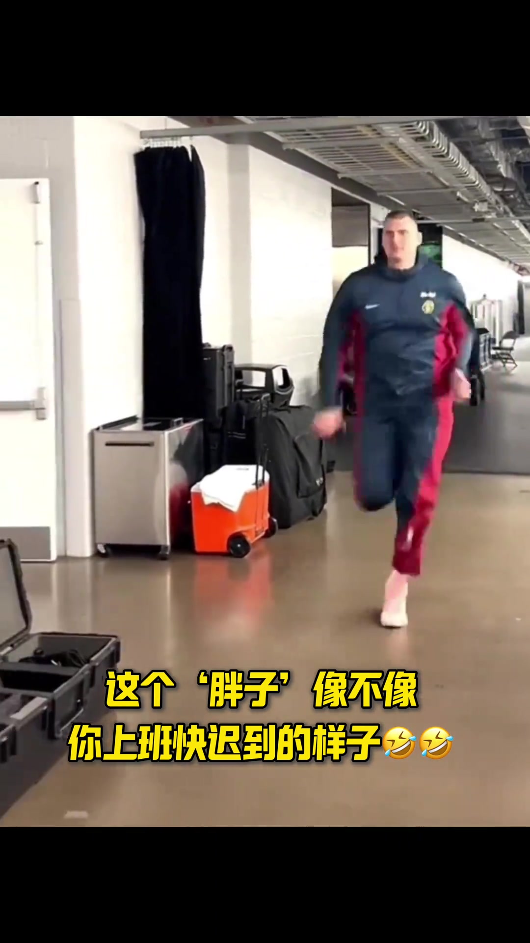 约基奇这小跑像极了上班快迟到的样子