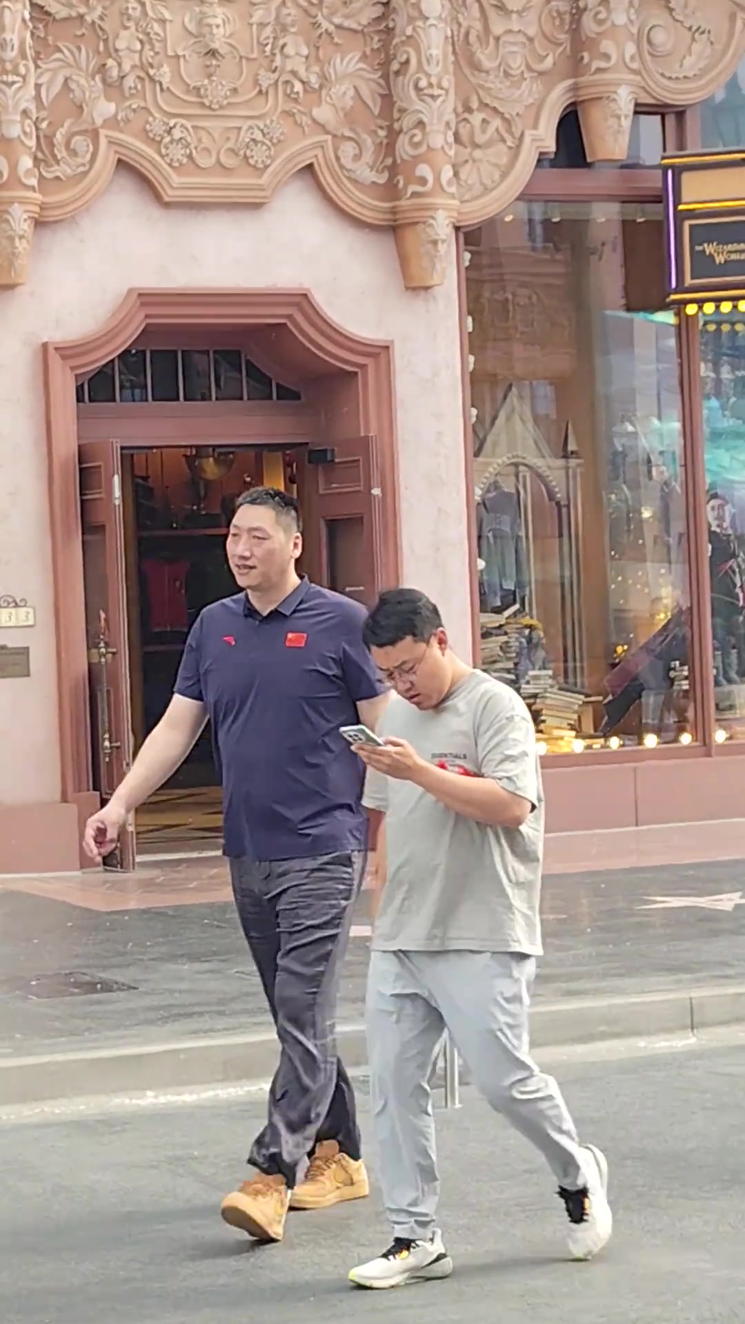 网友在环球影城偶遇CBA名宿唐正东：懂球的说