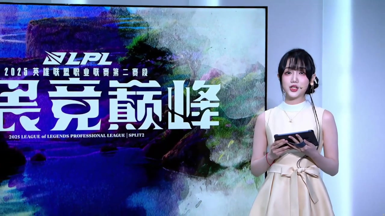 本场互动女主持人十月：无袖紧身上装+小香风礼服裙