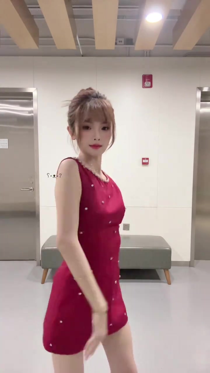 腾讯女主播泱泱分享舞蹈：五一过了也能夹心摇~~~~~~