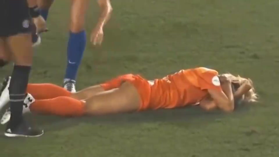 网友：劝你莫多管闲事！女球员连忙拉下球裤避免走光