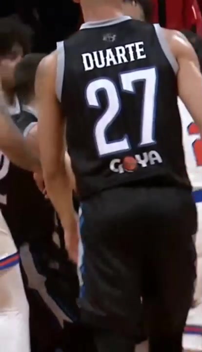 大打出手！前NBA球员麦基在海外联赛发生激烈