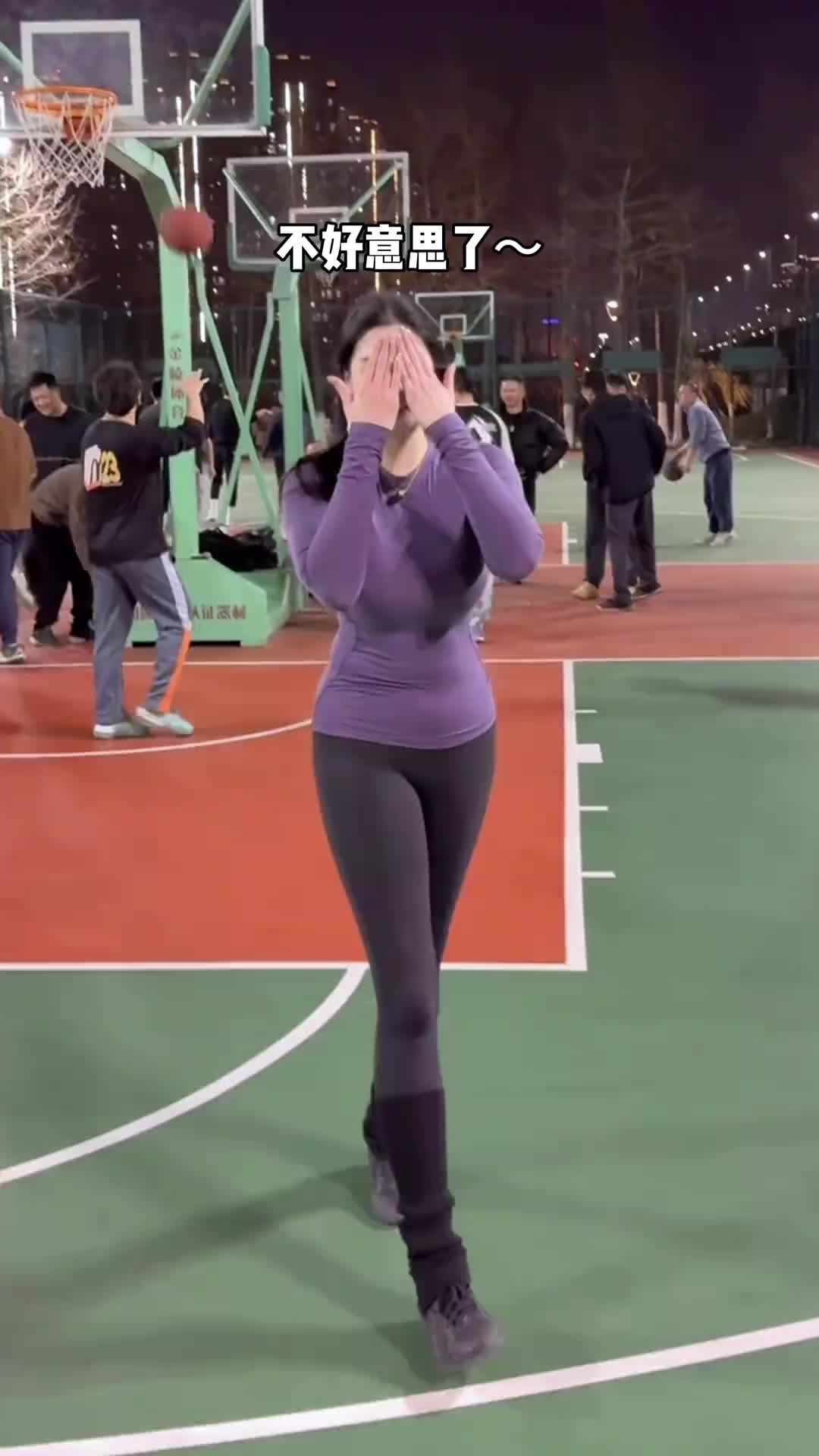 肘子姐沁纯打野球不慎肘到防守人：真的不是故意的~