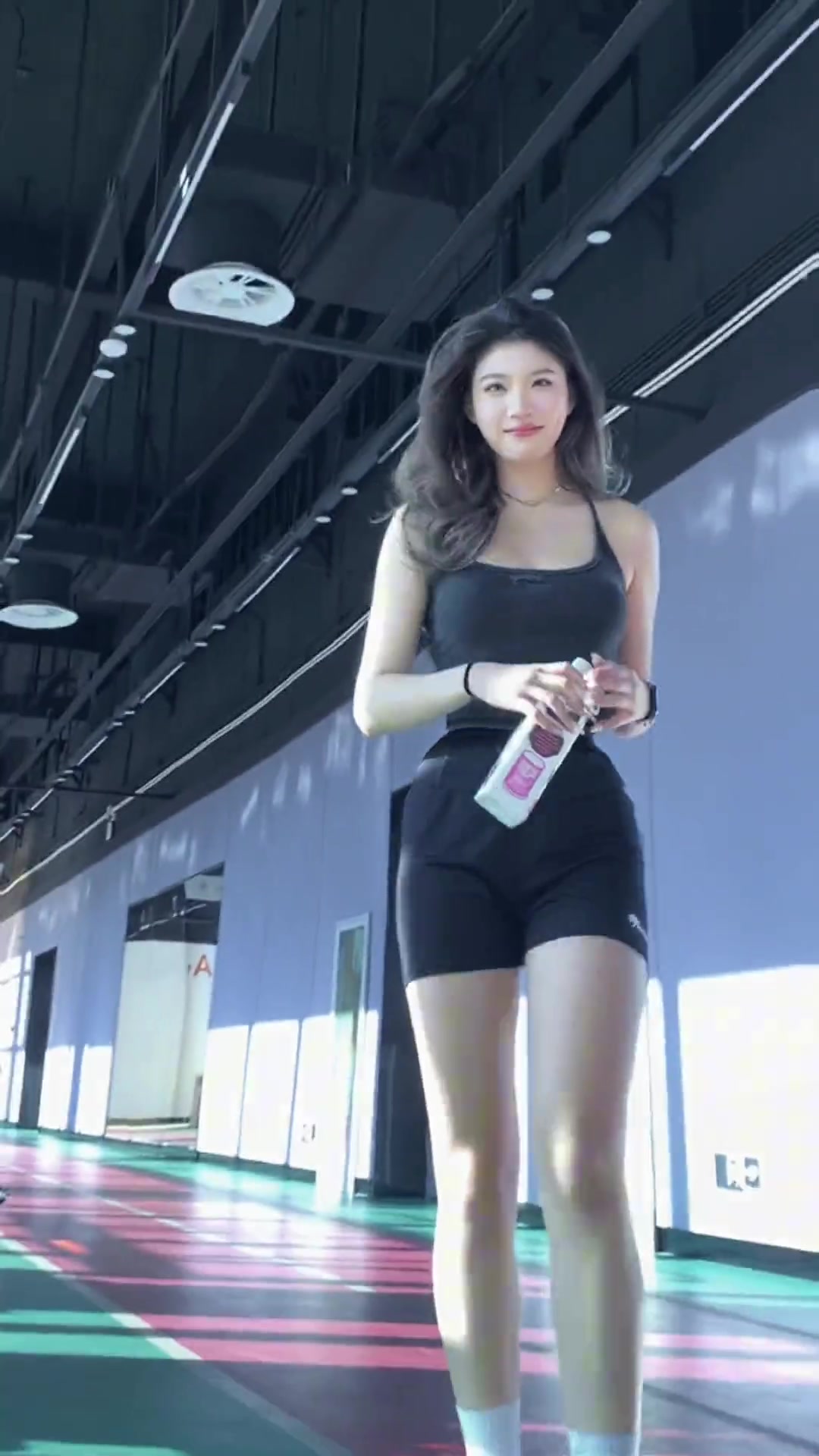 顶级腰臀比！这腰比肩还宽啊，国安女队门将身材这么炸裂嘛