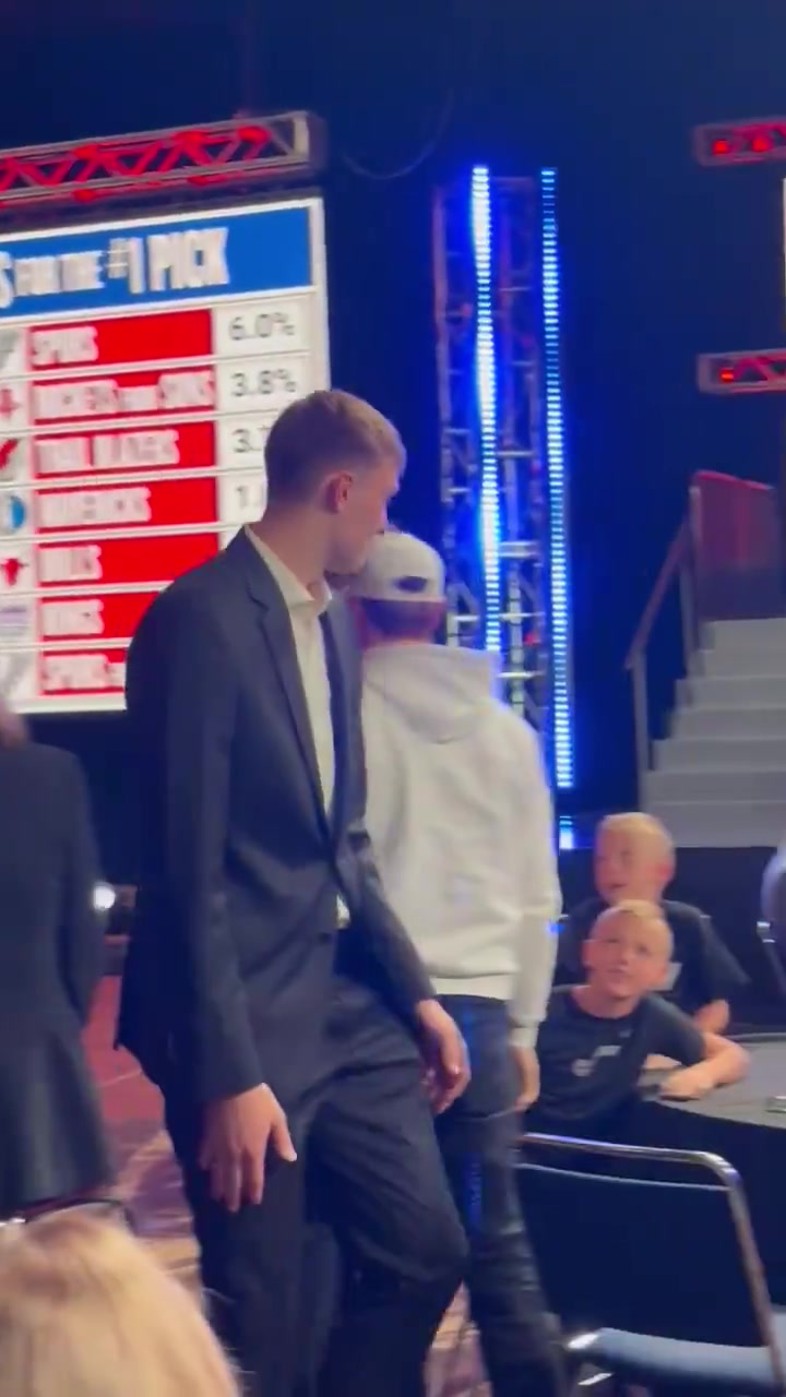 弗拉格 nba选秀抽签现场，看得出来有点小紧张