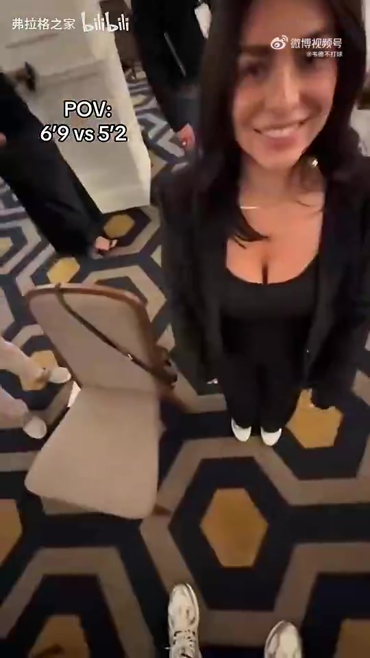 6尺9vs5尺2！准状元弗拉格和女友真是最萌身高差！