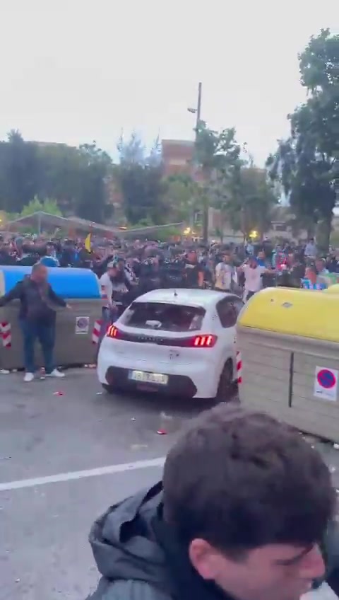 西班牙人vs巴萨赛前场外，一车辆突然加速冲入球迷人群，据悉未造成人员死亡