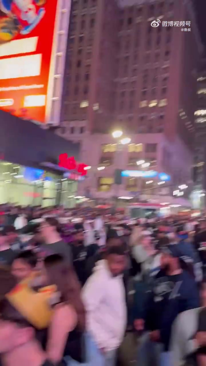 街上人山人海！这是尼克斯晋级后纽约不夜城热闹场景
