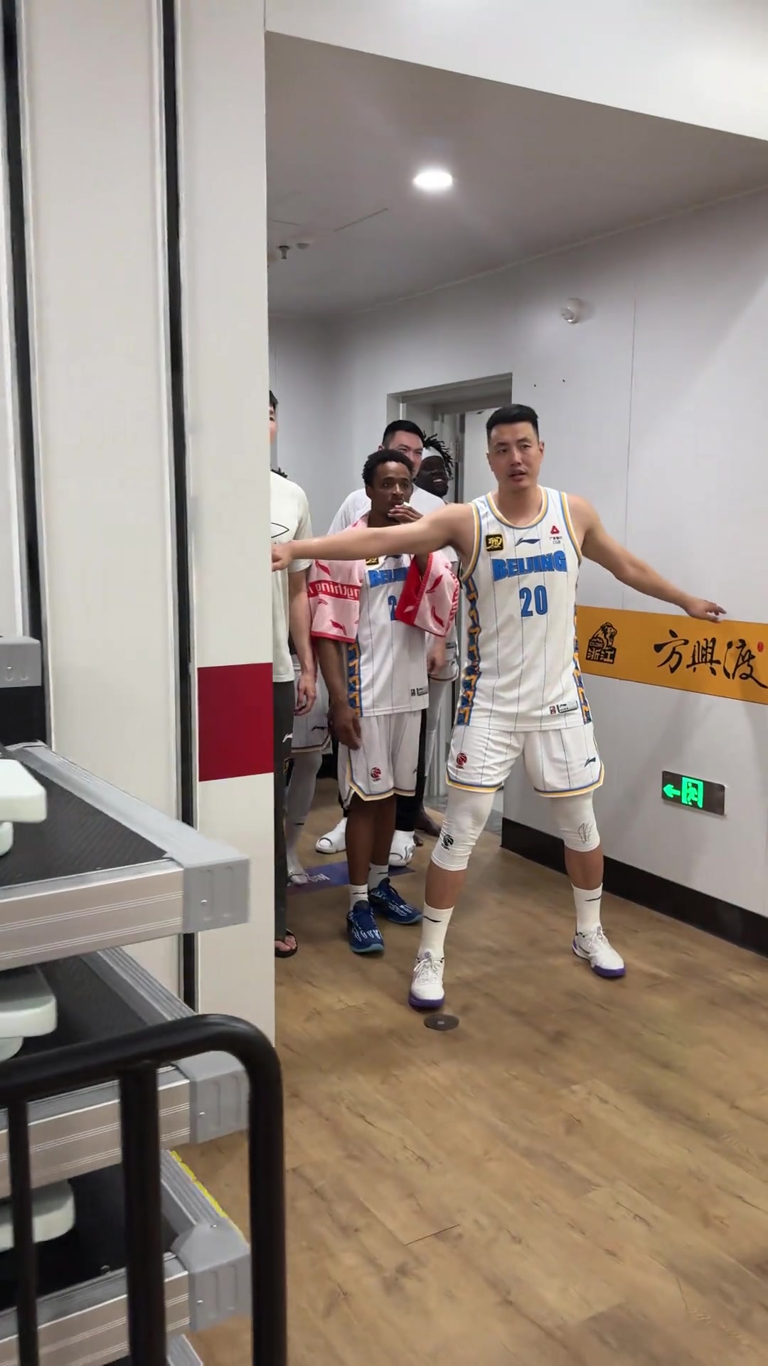 做的好！赛后更衣室门口球迷发生冲突 翟晓川拦住队友不让参与