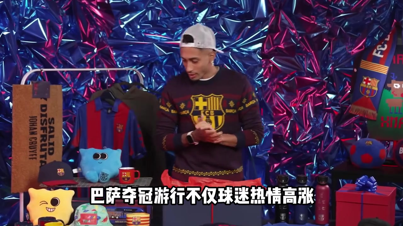 金发碧眼~拉菲尼亚老婆爬到红绿灯上庆祝巴萨夺冠