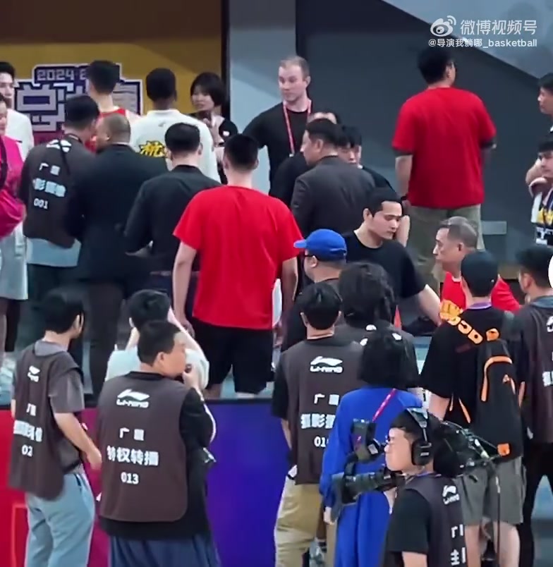 气炸！广厦未能提前夺冠，王博离场时怒踹CBA总决赛泡沫板