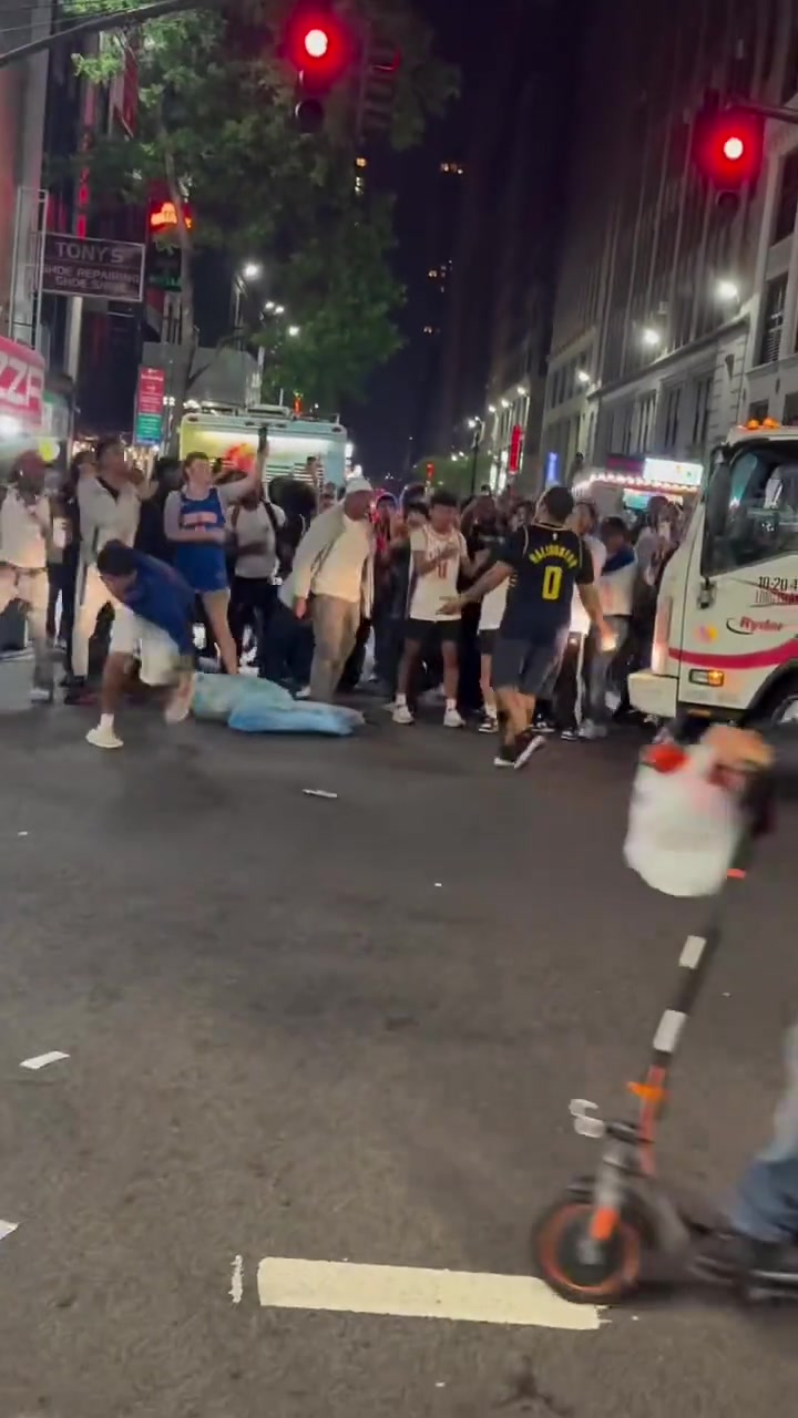 这是个狠人！在纽约穿着步行者的球衣