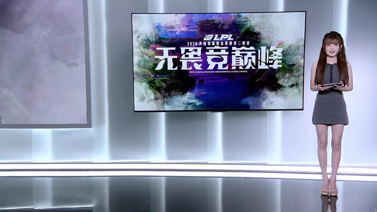 LPL互动女主持人泱泱出镜：无袖连衣裙，这腿真的润