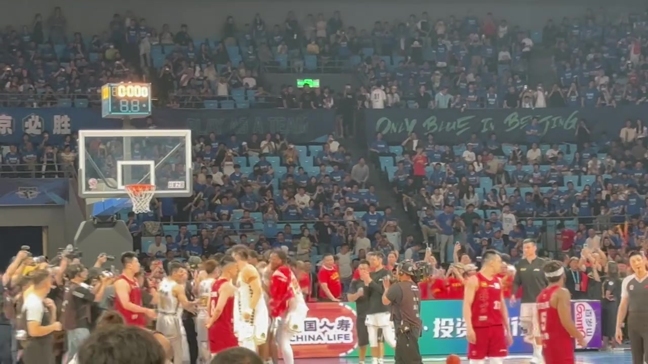 有赢家就有输家！广厦夺冠全队疯狂庆祝，北京陈盈骏低头难掩失落