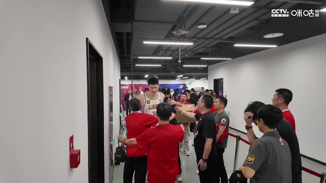 这一刻广厦等了太久！胡金秋与老板相拥庆祝，孙铭徽也眼眶湿润！