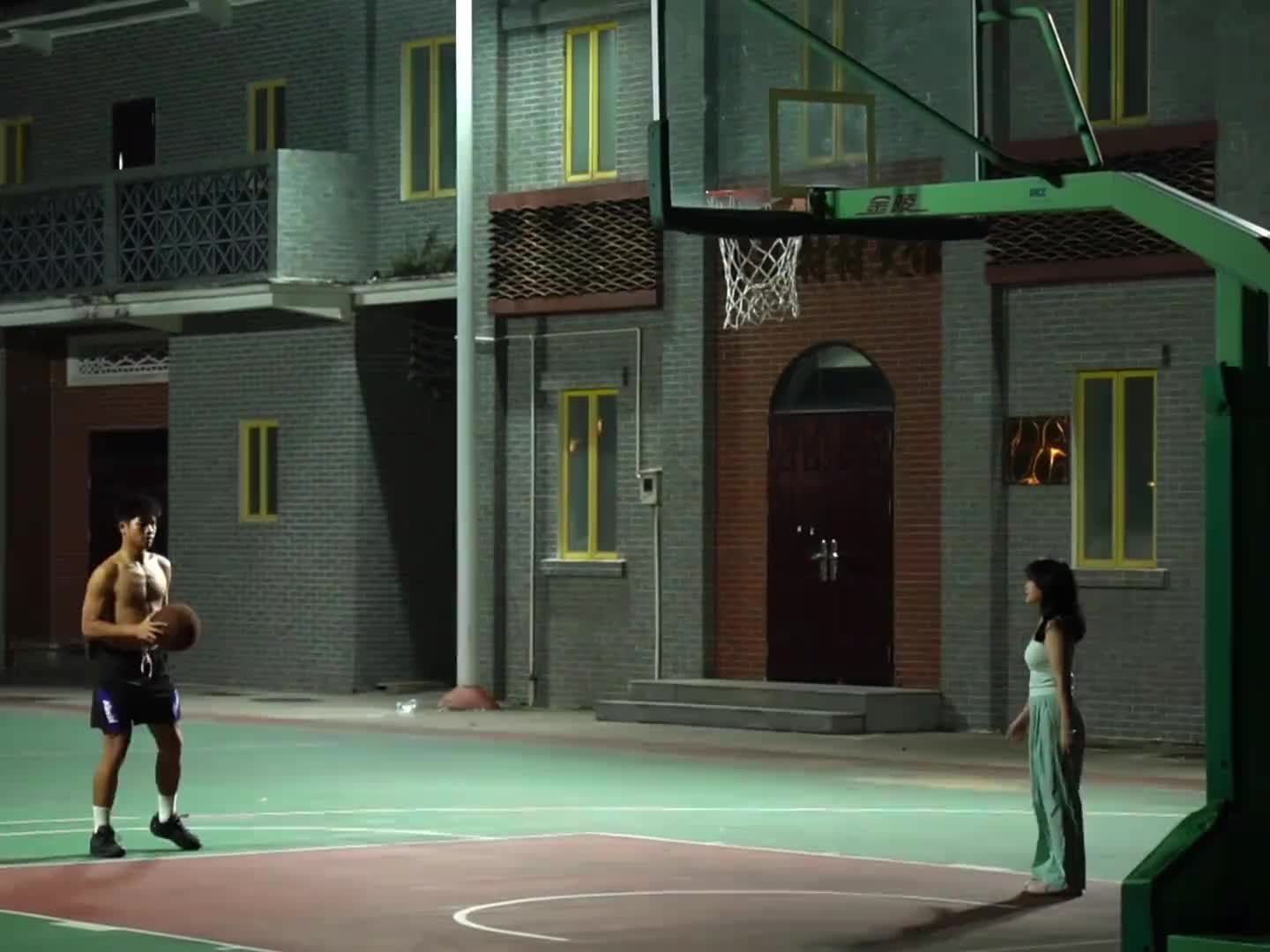有一个陪你投回家球的女孩是男人最大的梦想吧