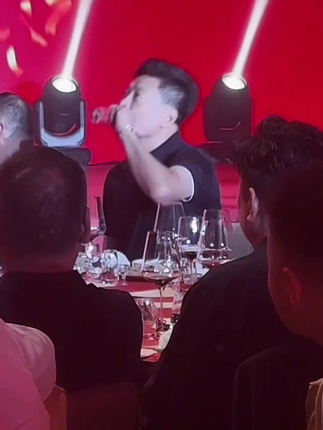 看到镜头还捂着脸！李春江现身广厦庆功宴 端起酒杯直接一口闷~