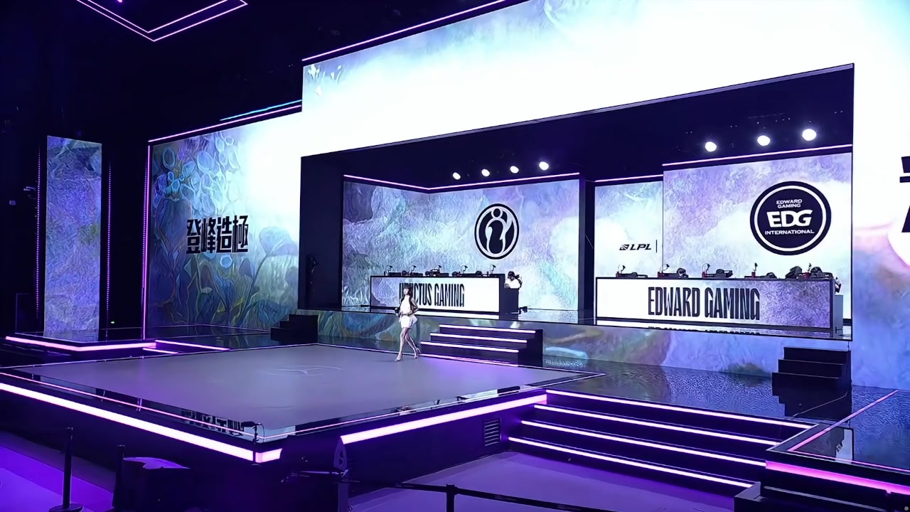 好细的腿！泱泱身穿白色小礼裙登台亮相