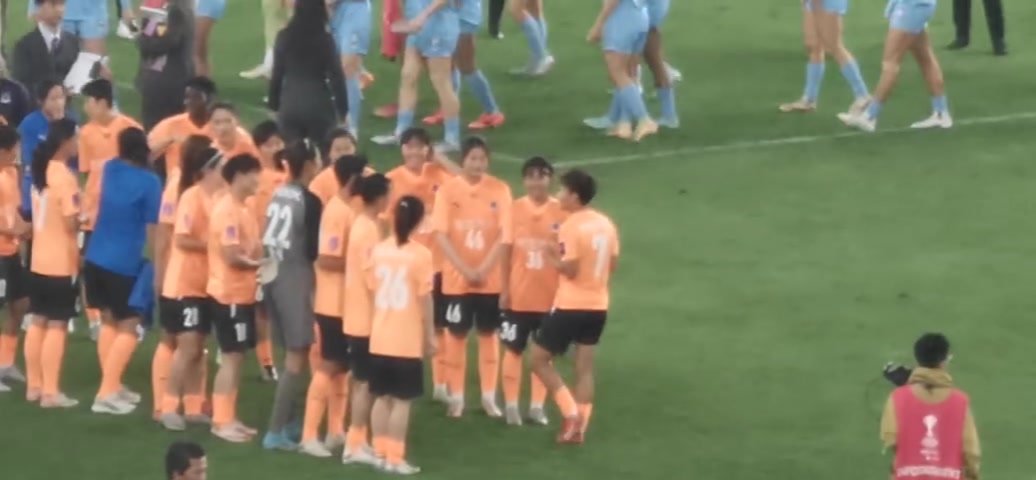 恭喜武汉女足！武汉女足列队等颁奖，王霜开心得手舞足蹈